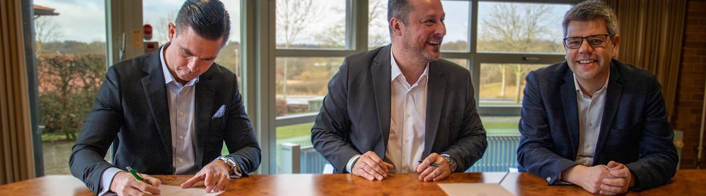 Preben sammen med 2 andre mænd ved et bord